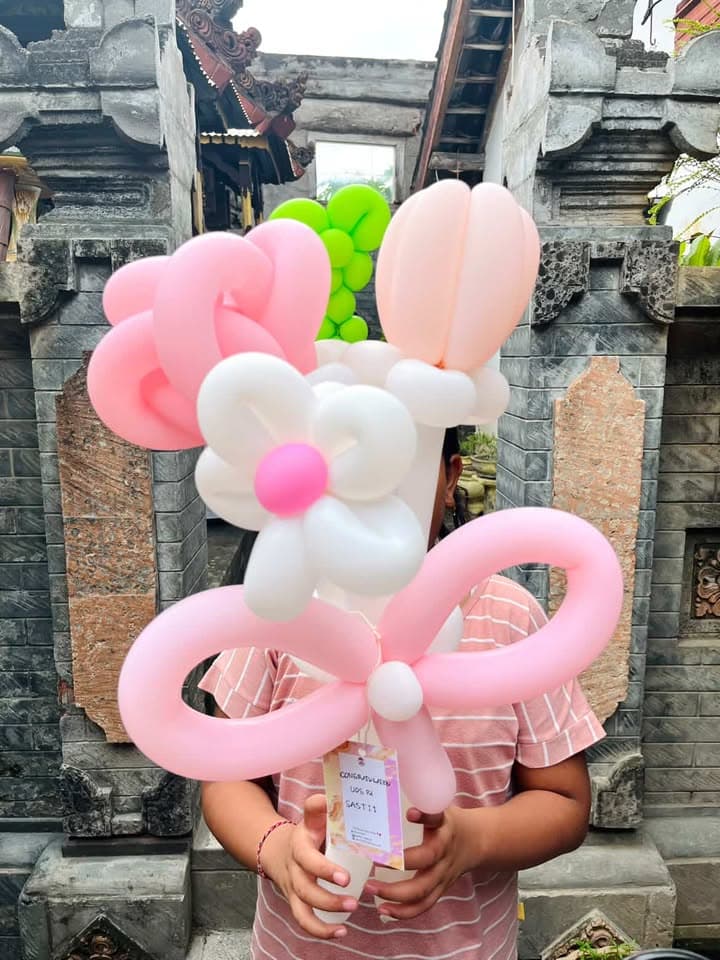 Karakter kelinci balon putih membawa pita pink manis, hadiah favorit untuk ulang tahun si kecil