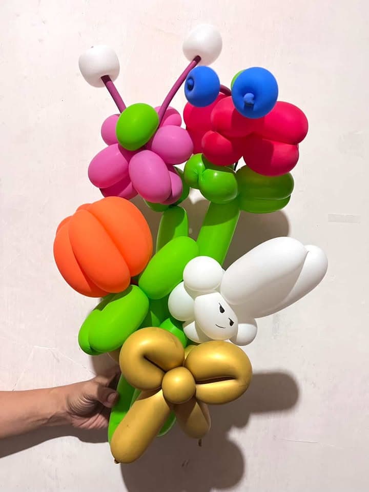 Rangkaian buket balon karakter beruang cokelat imut berpadu aneka balon warna pastel untuk kejutan ulang tahun