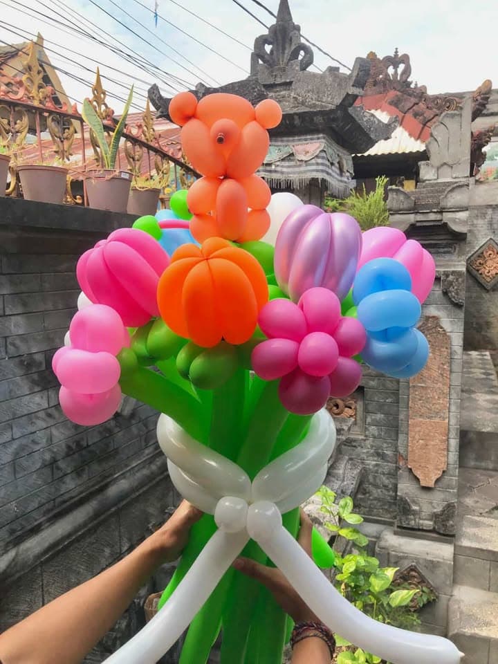 Buket bunga balon warna-warni dengan pita hijau karya ANS Balon Singaraja